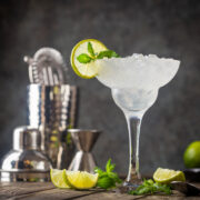 Cocktail margarita with lime