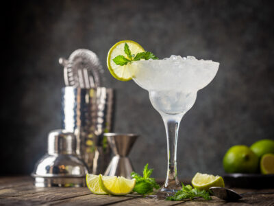 Cocktail margarita with lime